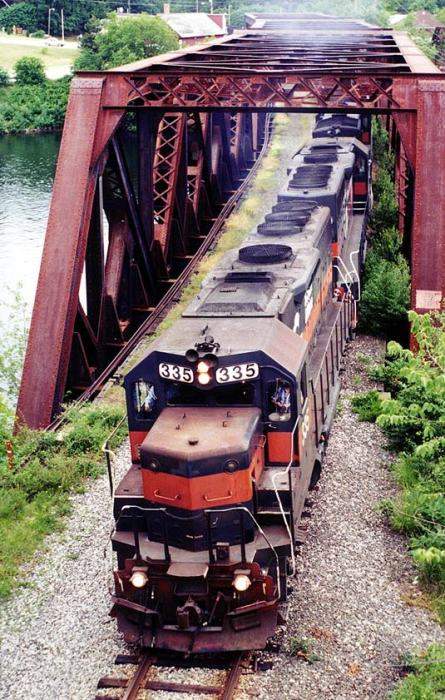 Photo of Empty Bow coal train crosses the Merrimack River at Hooksett, NH.
