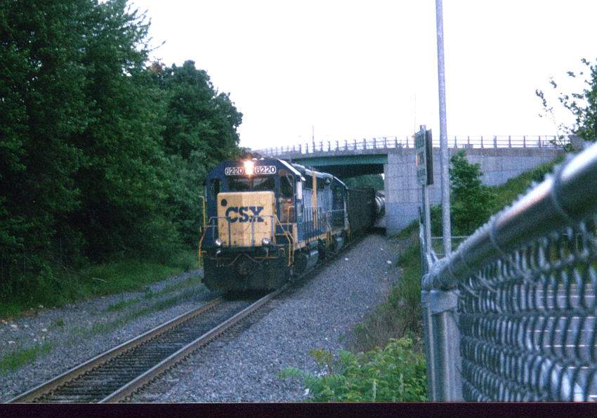 Photo of CSX 6220 leads train B729 thru Campello