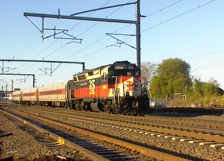 Photo of Shore Line East train # 6640 approaches New London, CT