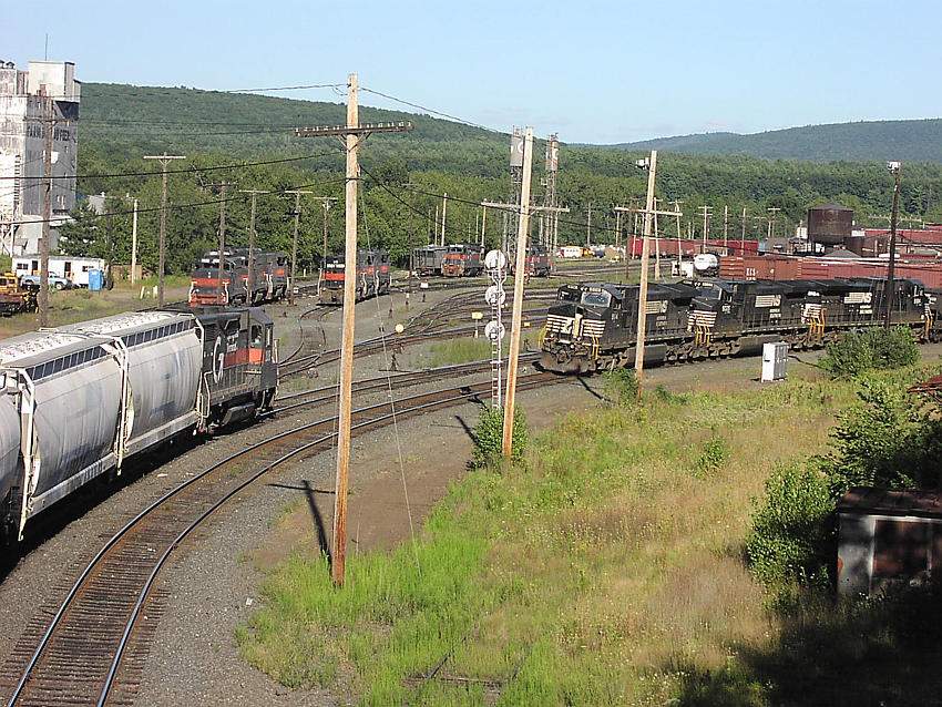 Photo of ST # 208 pulls past a set of NS Dash 9s