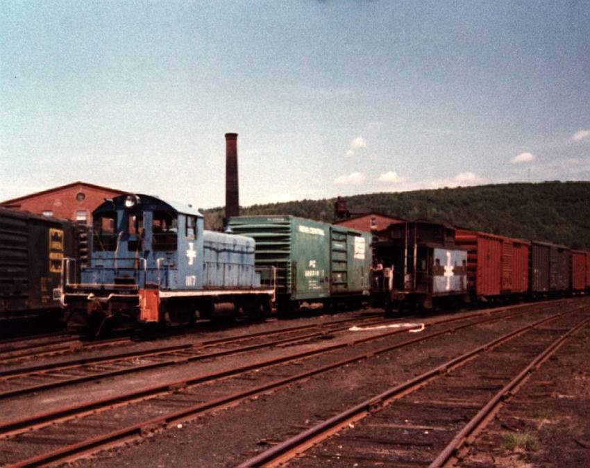 Photo of B&M 1117 (leased by GMRC) switches the Keene, NH yard in June 1980