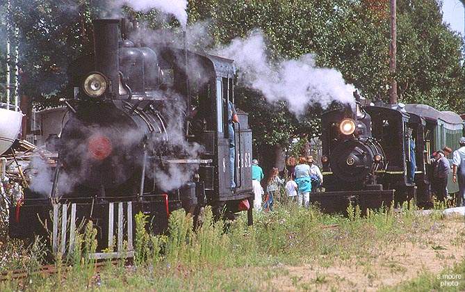 Photo of The passenger train arrives.