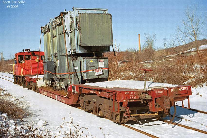 Photo of The Naugatuck railroad handles an over dimension load
