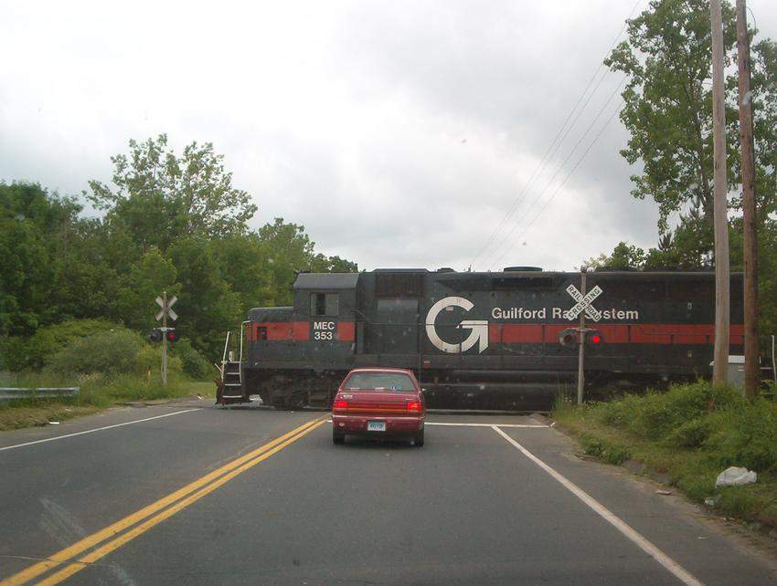 Photo of MEC 353 & 352 AT CHIPPINS HILL CROSSING