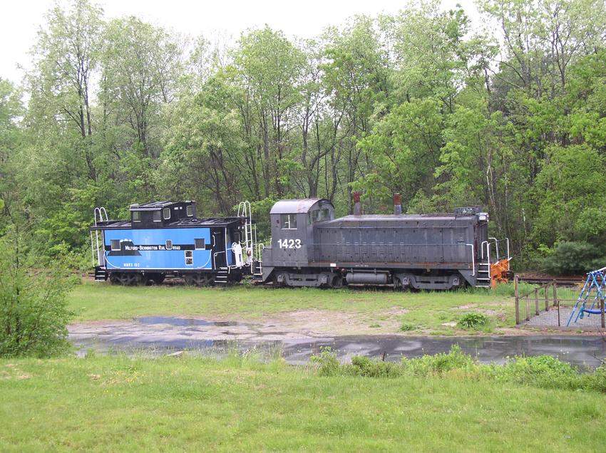 Photo of 1423 and Caboose 102 at Greenfield, NH