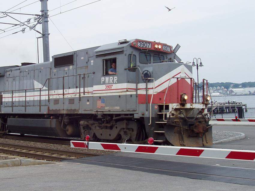 Photo of P&W #3907 leads freight through New London Station