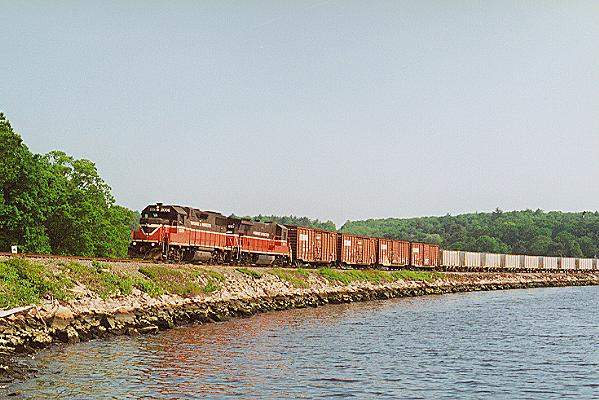 Photo of NR-2 at Gales Ferry, CT with GP38-2 #2006 & B23-7S #2215.