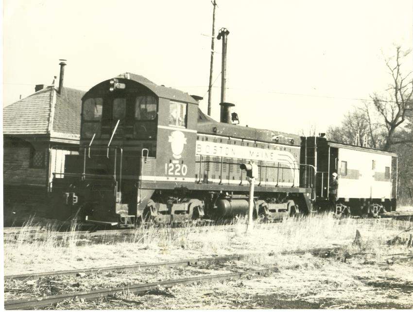 Photo of B&M SW9 1220 and caboose