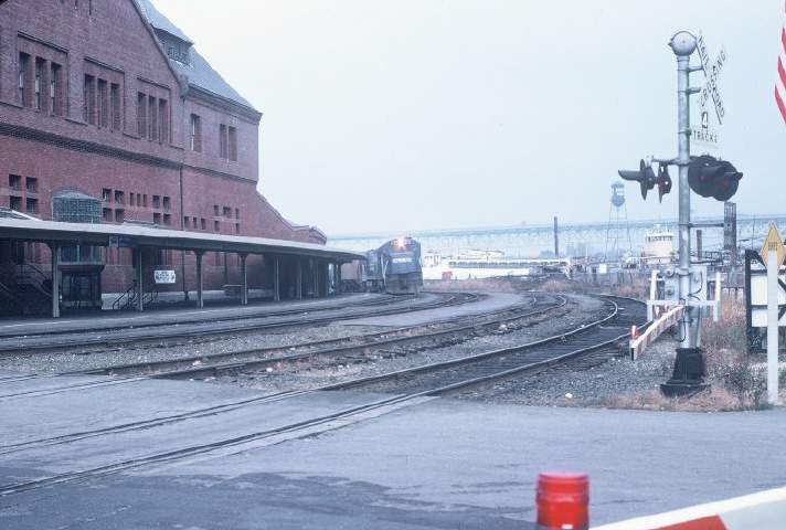Photo of Conrail on the Shoreline