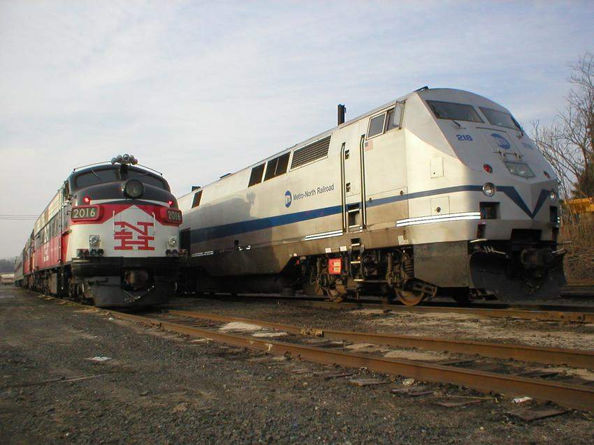 Photo of CDOT FL9M 2016 and GE P32 AC-DM 218 sits next to that train in Danbury, CT