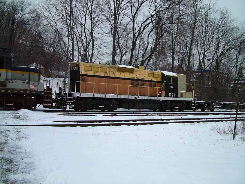 Photo of MCER GP9 #1729 heads to the interchange