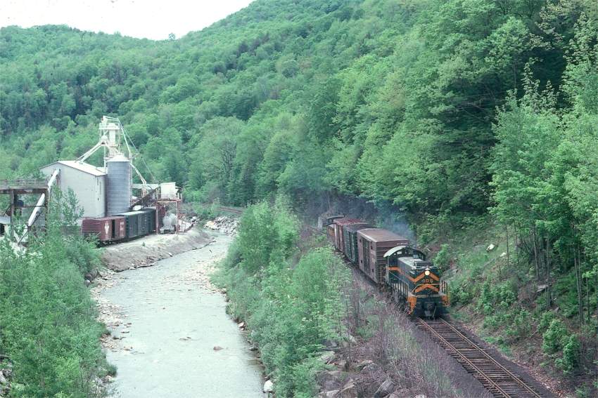 Photo of Green Mountain RR 405 at Gassetts, Vt