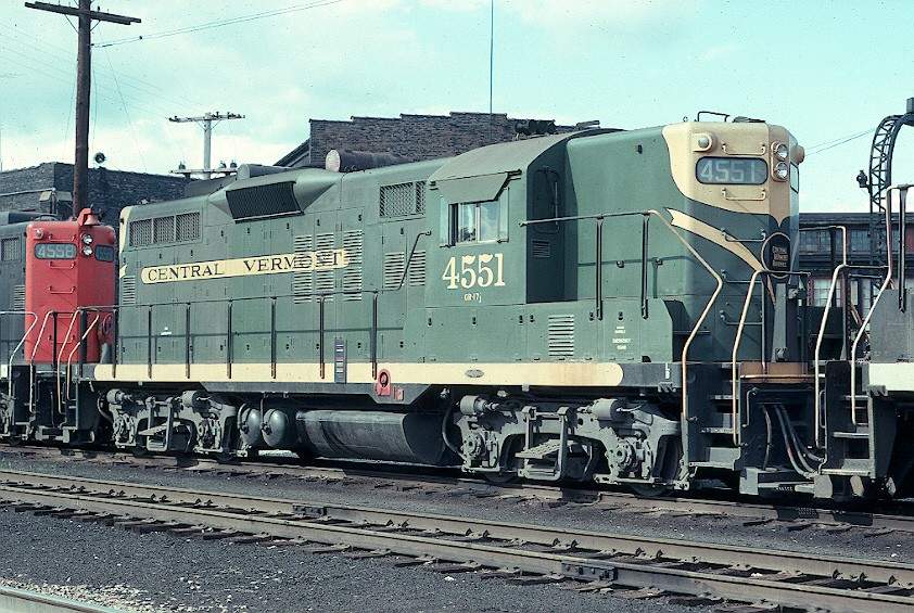 Photo of Central Vermont GP9 4551 in old colors
