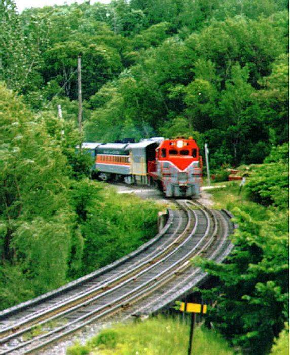 Photo of BAR business train approaches Frankfort trestle