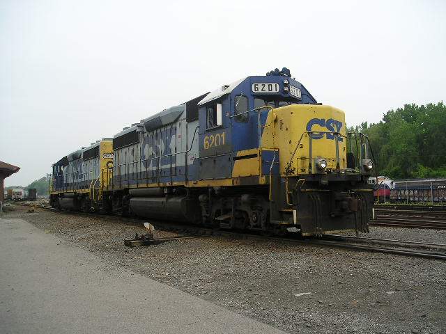 Photo of CSX 6201 and another GP40-2