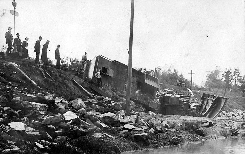 Photo of MEC derailment at Belfast, ME, September 28, 1909 (View 2)