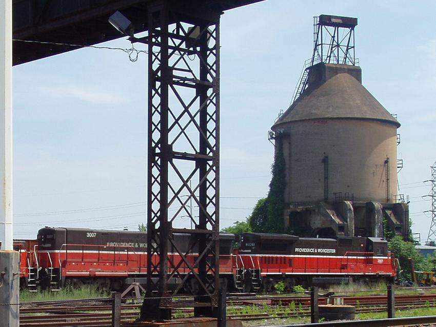 Photo of P&W #3007 & #3901 pass by former NHRR Coaling Tower