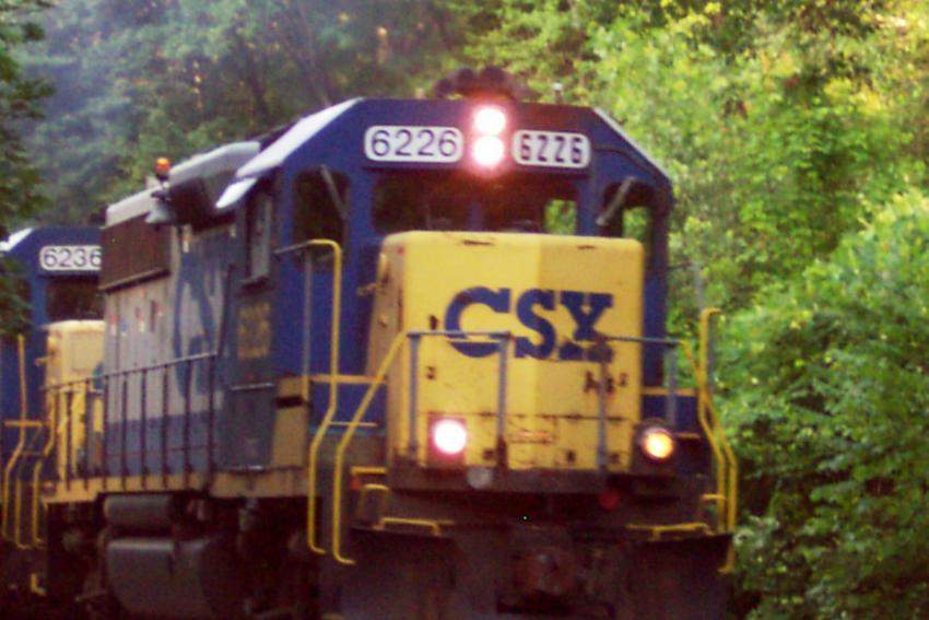 Photo of CSX 6226 about to cross Farm Rd.