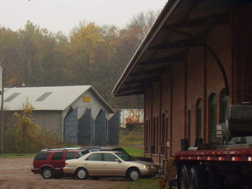 Photo of Visitors Center (on right) and Kelly barn in the distance