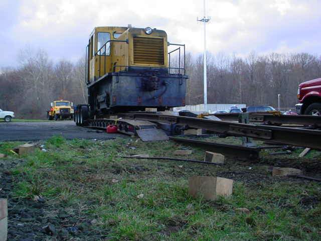 Photo of Highland Rail Services 25 tonner ready to unload