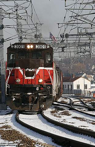 Photo of P&W's 3901 leads NR2 through New London, CT