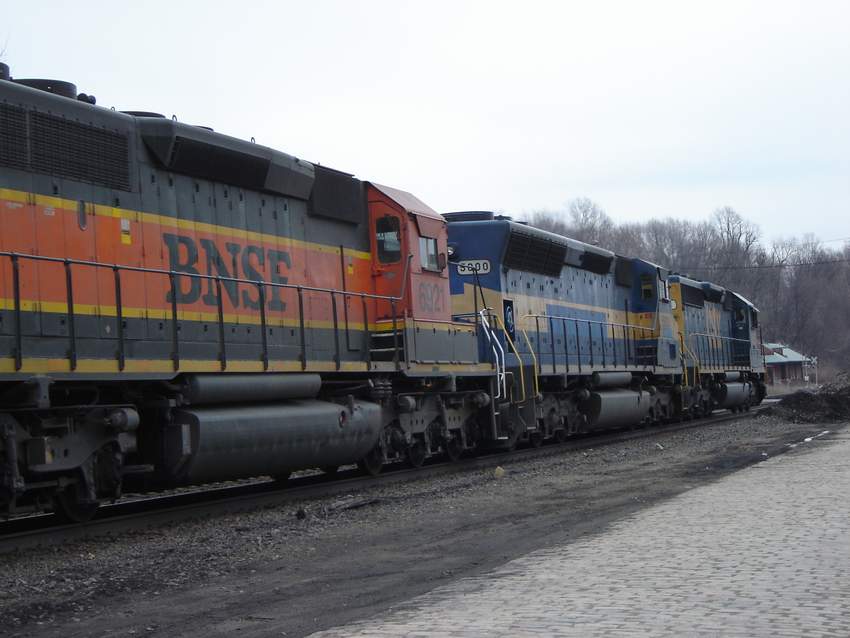 Photo of BNSF #6921 and MPEX #5000