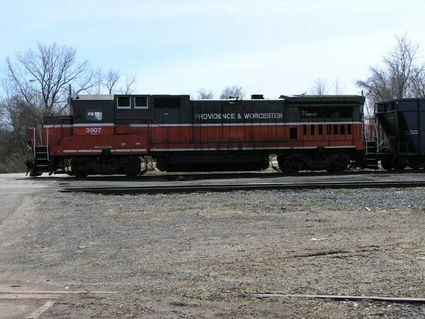 Photo of PWR 3907 Switching at the Mid-State Recovery site in Portland