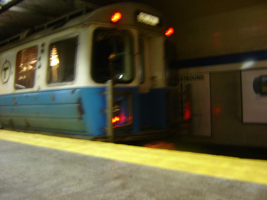 Photo of Blue Line T outbound at Government