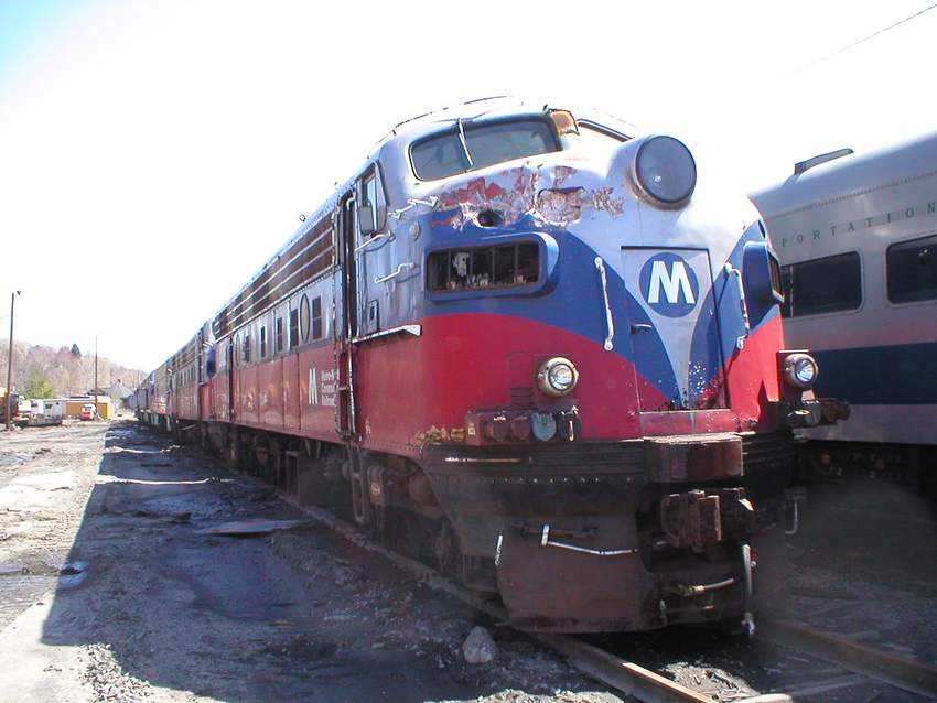 Photo of MNRR FL-9 2005 appears to have been shoved around the deadline with a bulldozer.