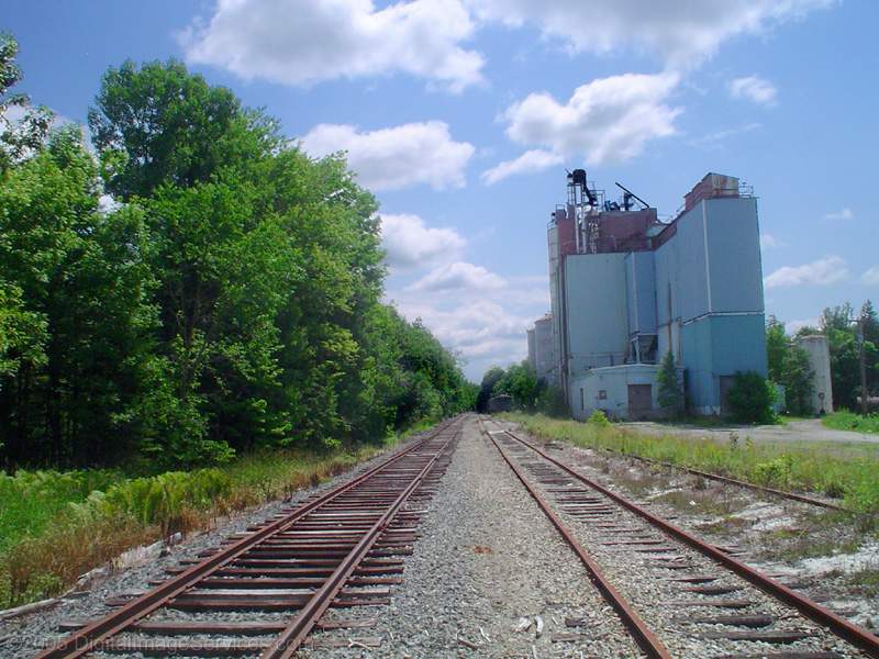 Photo of Penobscot Feeds plant & dual sidings on the B&MLRR at Thorndike, ME