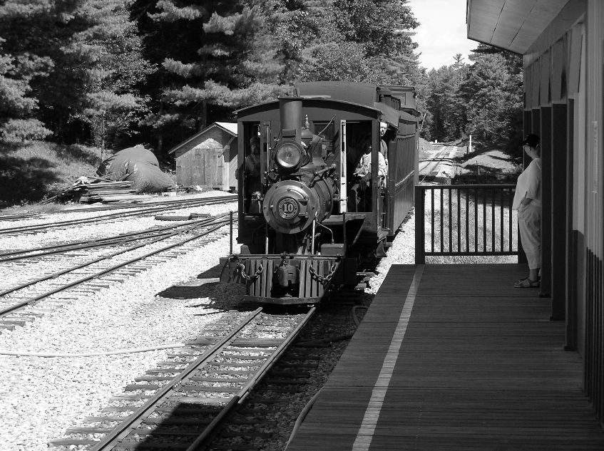 Photo of #10 pulling in to Sheepscot station.
