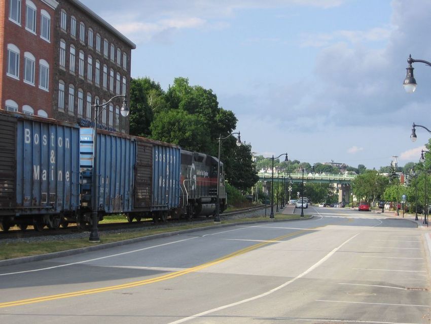 Photo of MEC GP40 309 at the waterfront in Bangor with OT-1