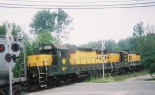 Photo of 7324 runs nose first though it's backing covered hoppers into Specialty Minerals