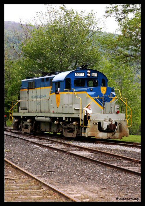 Photo of D&U Scenic RR, DH5017 Switching