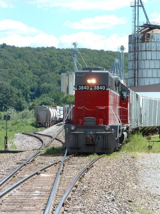 Photo of NECR 3840 (train 610) switches to Kof-Kof grain siding.