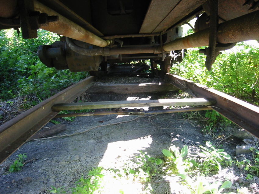 Photo of 2X6 support between the rails.