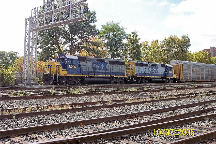 Photo of Closer shot of CSX GP40s 6215 and 6207 with a string of autorack cars.