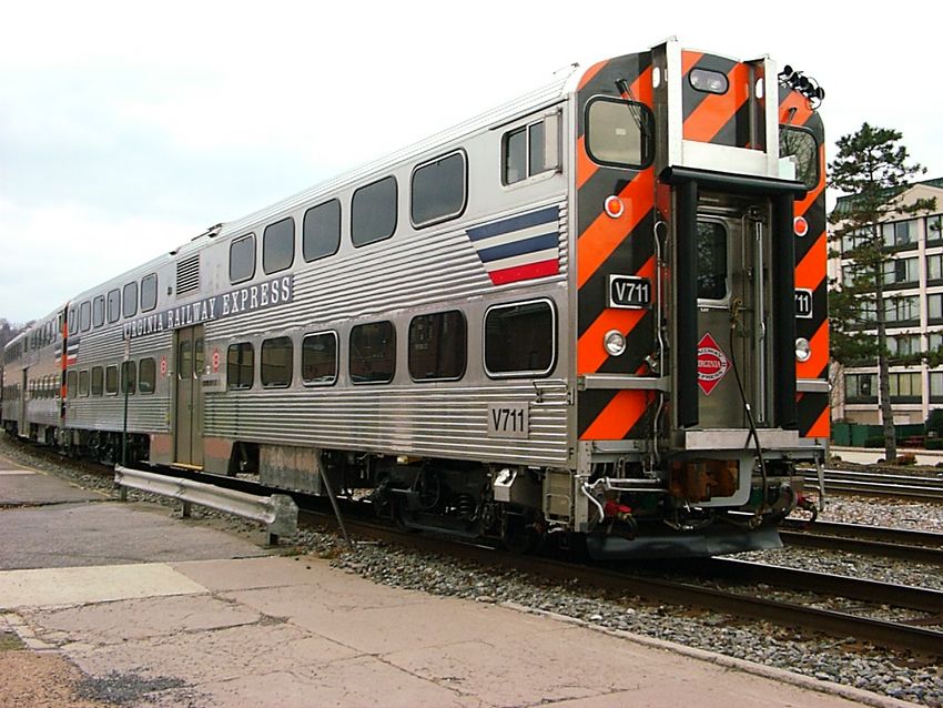 Photo of VRE V711 Trails Amtrak PO30 at Cumberland, MD