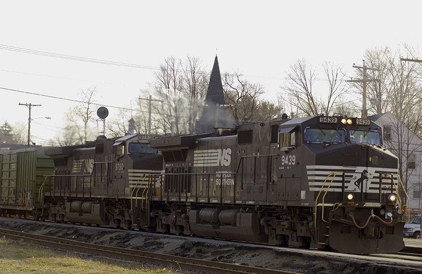 Photo of NS 9439 leads the way through Ayer