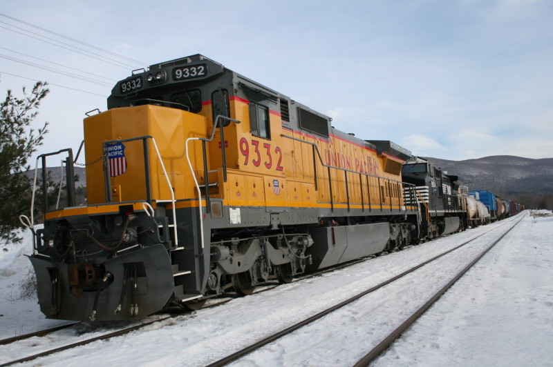 Photo of UP 9332 and N&S 9904 stop in North Adams