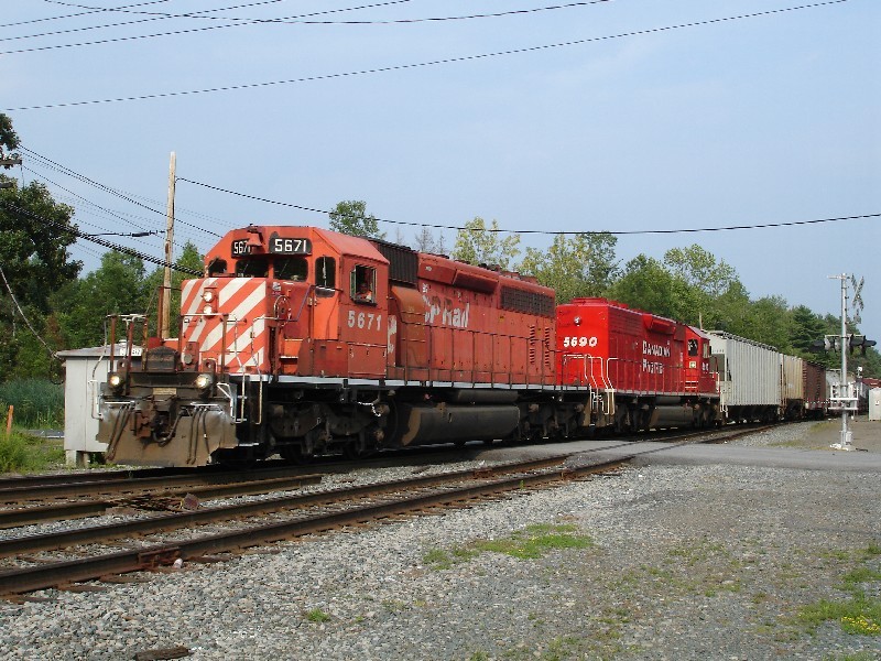 Photo of CP 5671 at Crescent