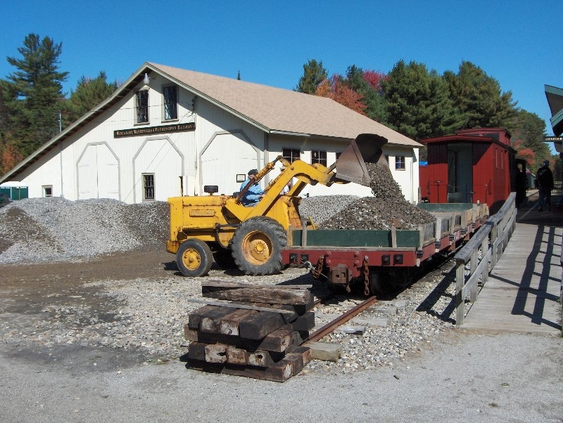 Photo of Fall 2007 trackwork weekend: loading ballast