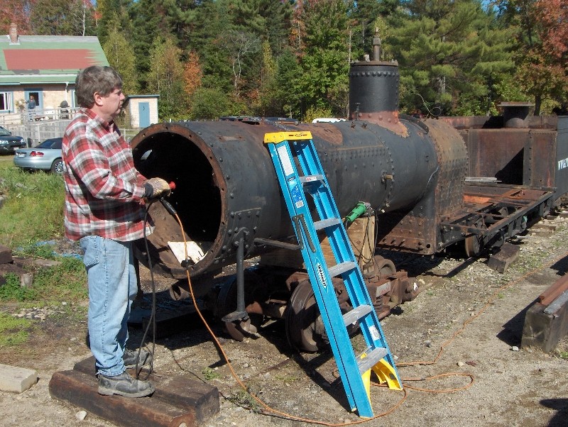 Photo of Fall 2007 trackwork weekend: work on locomotive #9