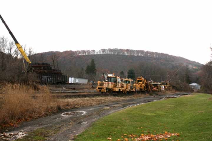 Photo of unloading & line up of MoW cars