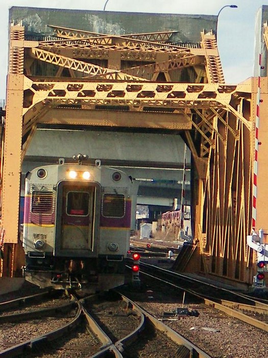 Photo of 1631 on the bridge entering north station