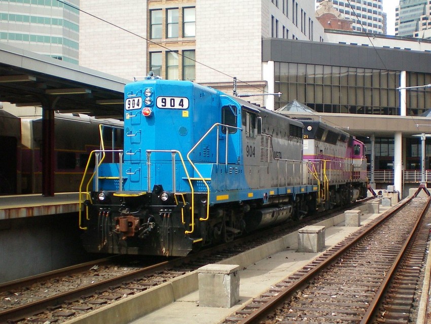 Photo of 904 backing into South Station with the 1121