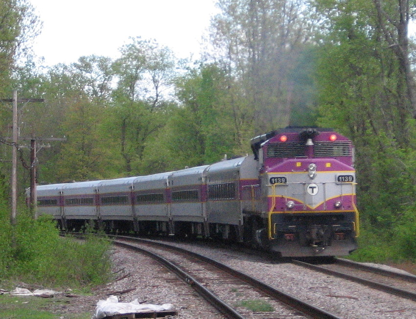 Photo of 1139 and train 466 rounds the bend