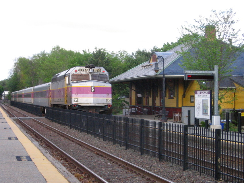 Photo of 1014 pushes inbound past the depot