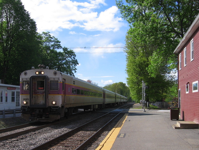 Photo of 1639 leads train 466 across Lincoln Rd.