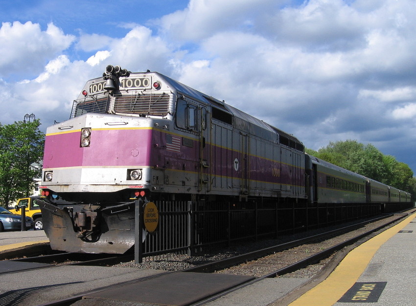 Photo of F40PH 1000 heads up train 425